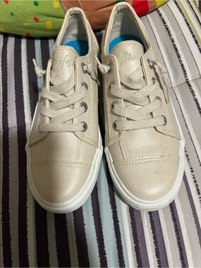 Blowfish Women’s Cream Lace-Up Sneaker